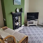 No 35 - 2 Bedroom House דירה