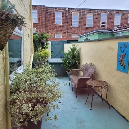 No 35 - 2 Bedroom House Apartment *